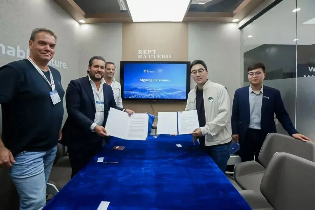 封面-REPT BATTERO and partner representatives displaying signed agreements at The Smarter E Europe 2026 in Munich