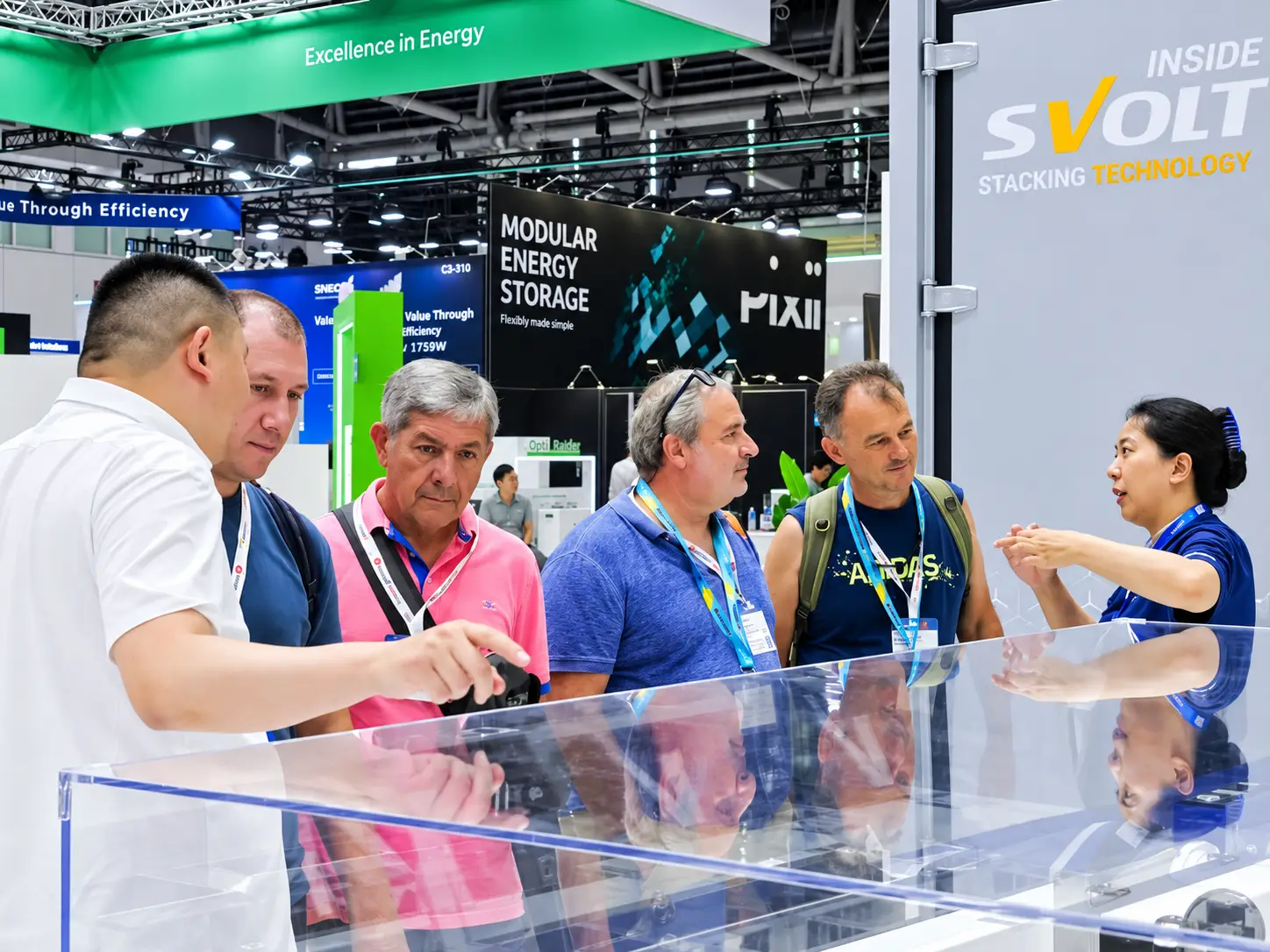 封面- Visitors learning about SVOLT Energy’s stacking technology at EES Europe 2026